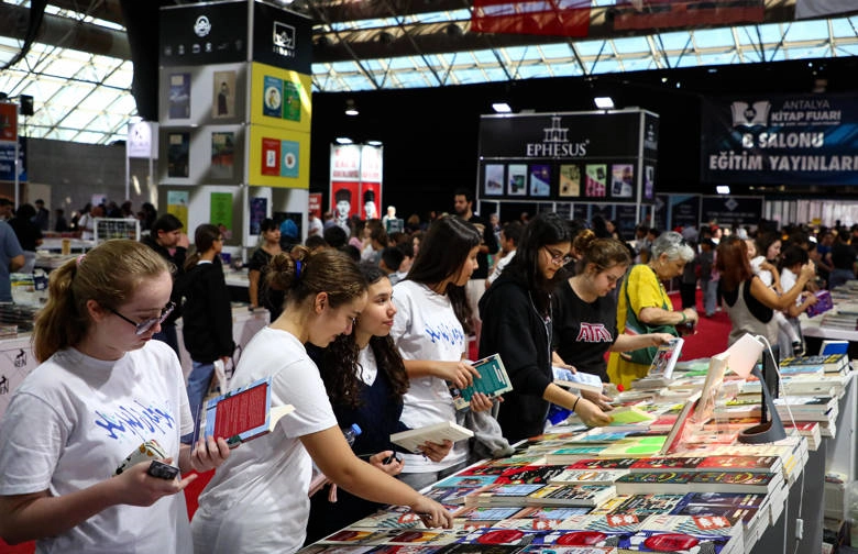 Antalya Kitap Fuarı 7. günde ziyaretçi akınına uğradı