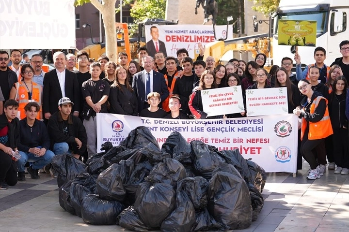 Denizli’de gençler Cumhuriyet için el ele