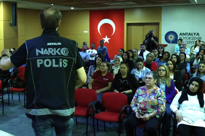 Antalya Büyükşehir’den personeline madde bağımlılığı eğitim