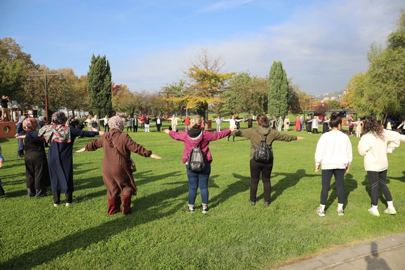 İzmitli Kadınlar Sağlık Yürüyüşünde Milli Takıma Destek Verdi