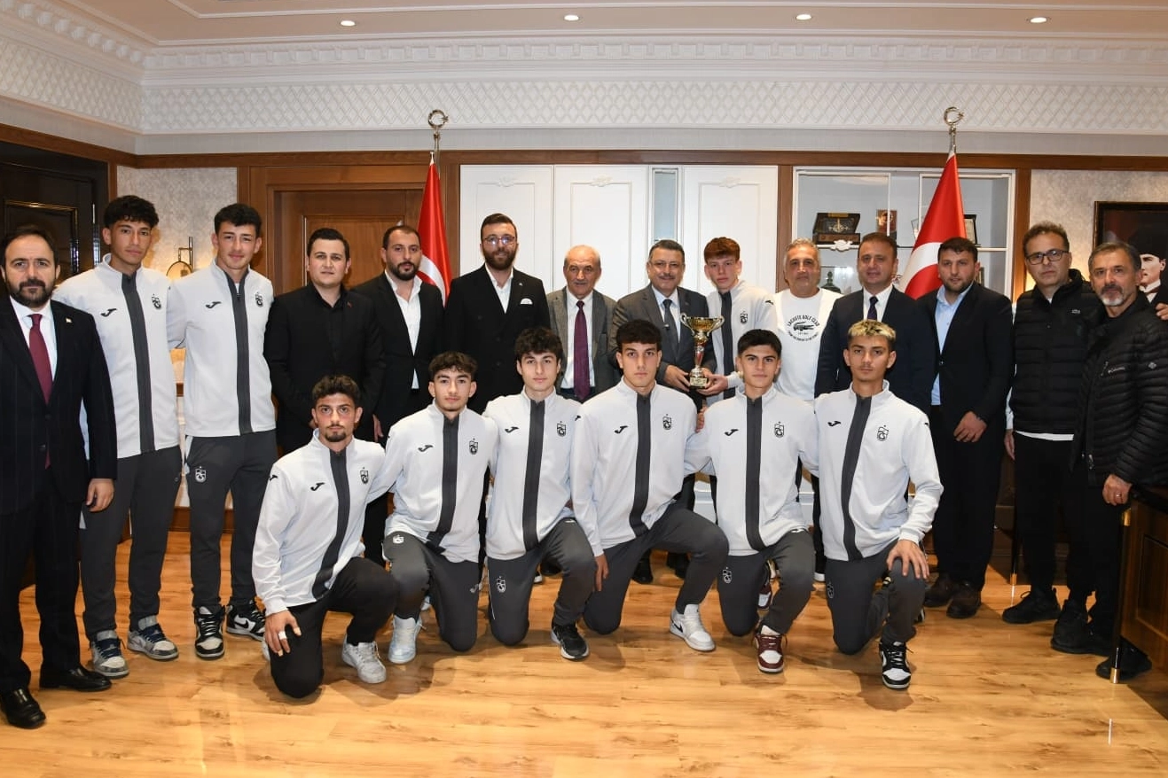 Başkan Genç’ten şampiyon öğrencilere tebrik