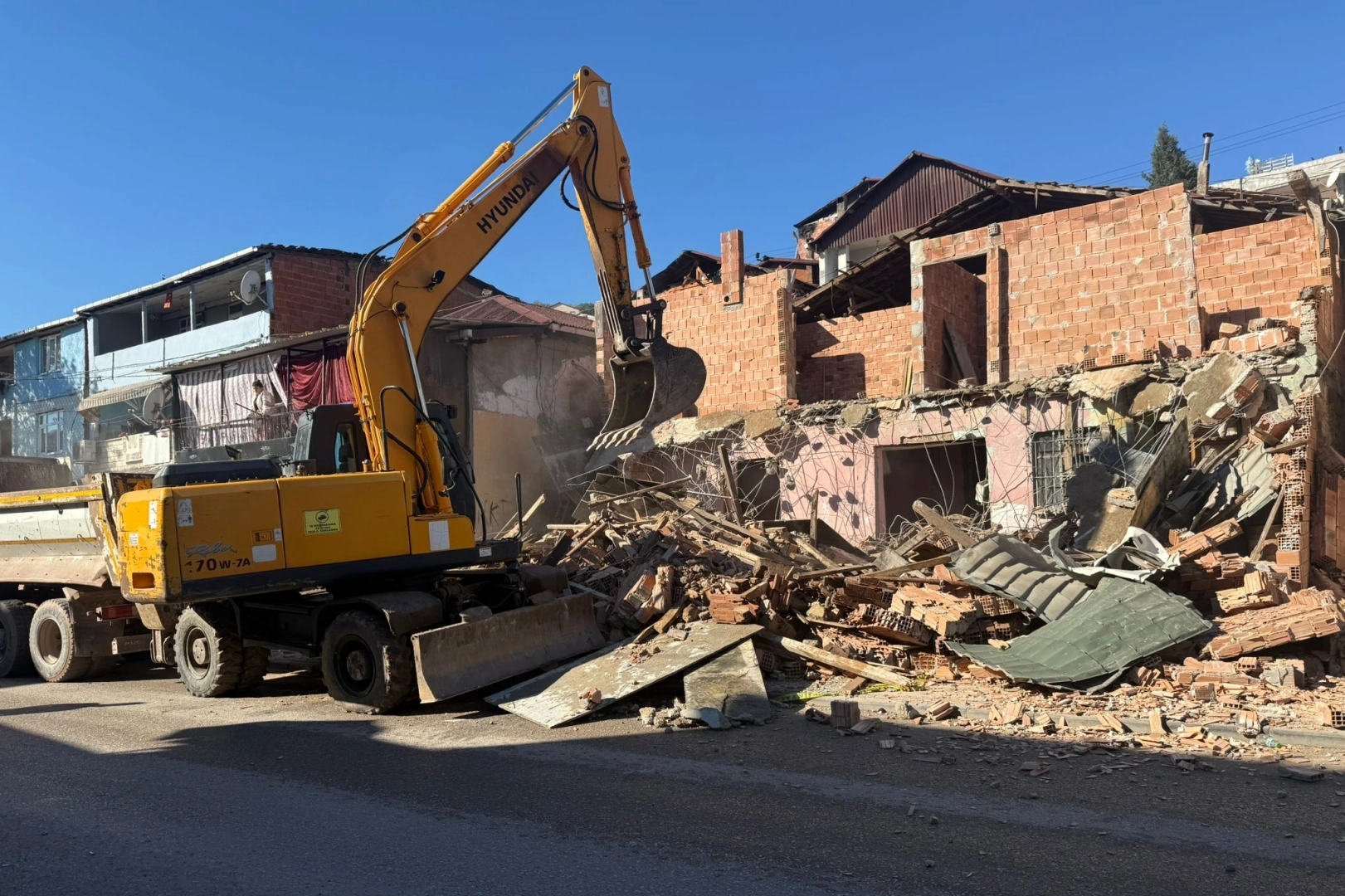 İzmit Belediyesinden kaçak yapı yıkımı
