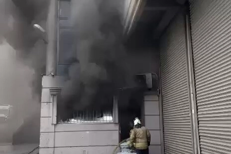 İstanbul Eyüpsultan’da iş hanında depo yangını!