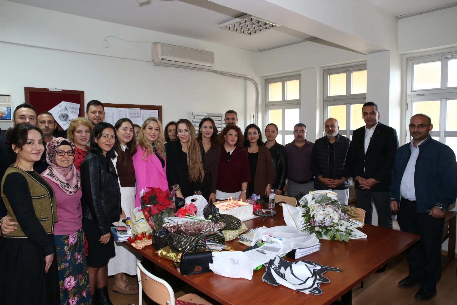 İzmir Çiğli’de Öğretmenler Günü fidanlarla kutlandı