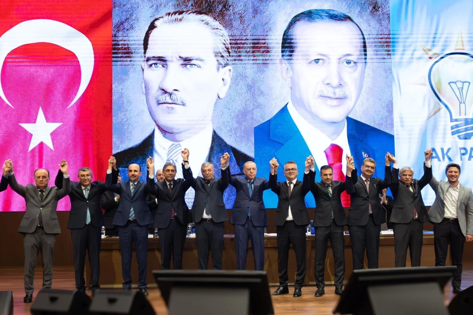 İki belediye başkanı AK Parti’ye katıldı... Rozetleri Erdoğan taktı!
