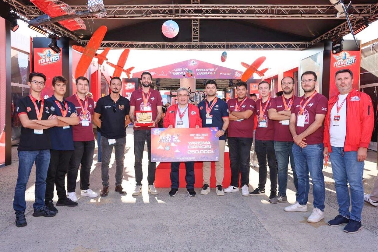 Dokuz Eylüllü öğrenciler başarılarıyla göğüsleri kabarttı