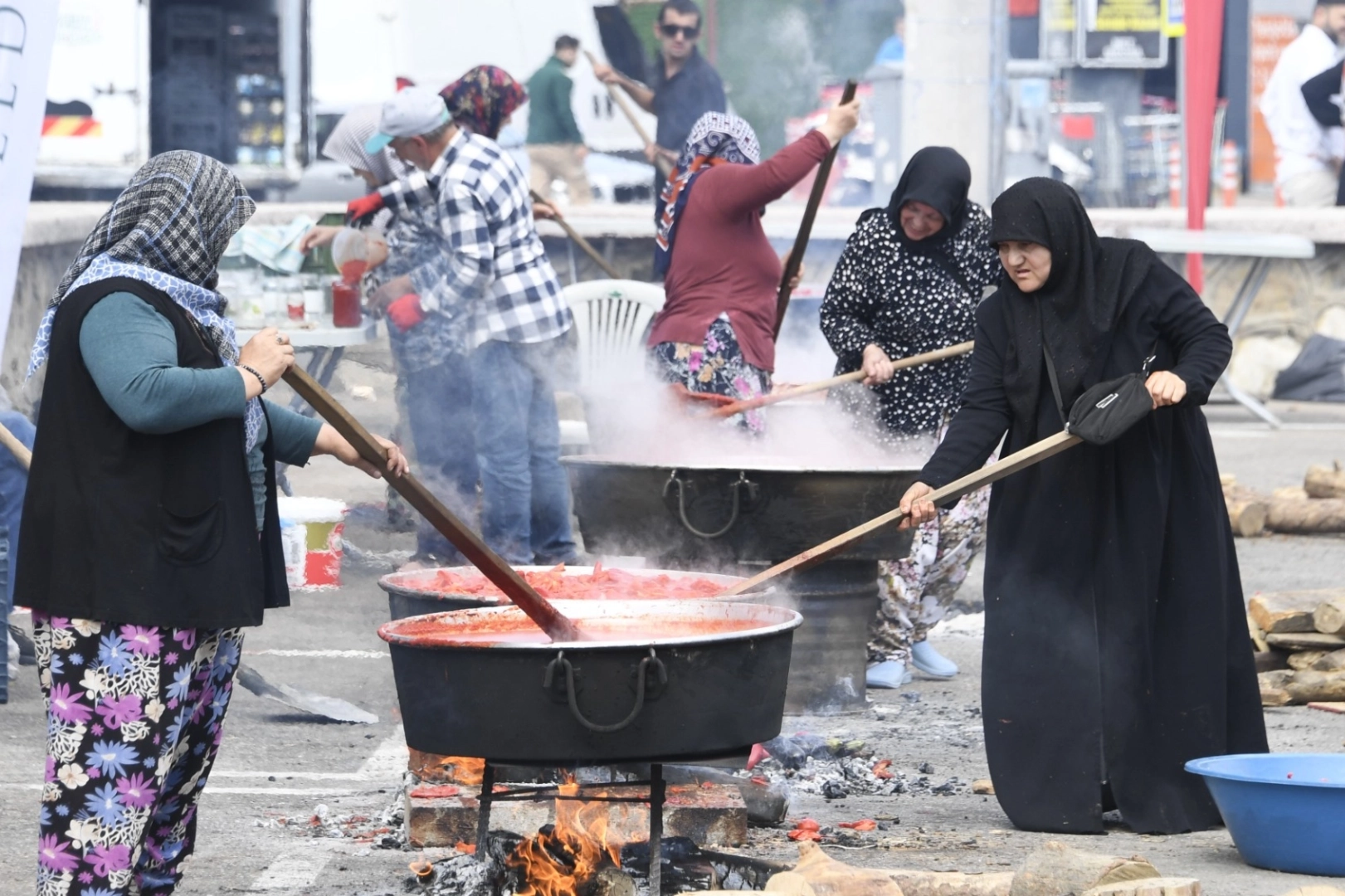 Bursa Osmangazi Belediyesi’nden vatandaşlara salça desteği