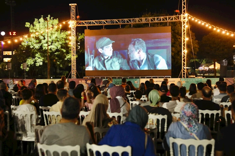 BÜYÜKŞEHİR 17 İLÇEYİ AÇIK HAVA SİNEMA GECELERİ İLE RENKLENDİRDİ